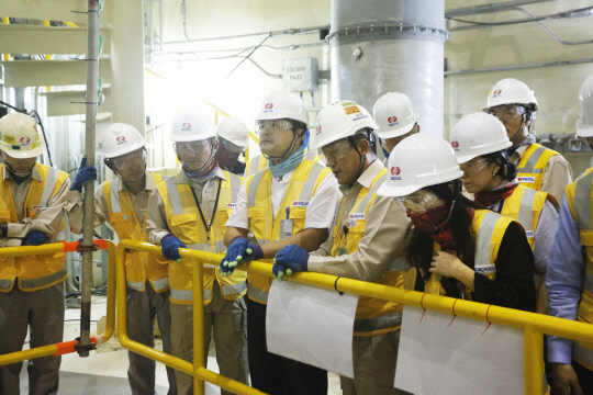 지난 5일(현지시간) 아랍에미리트(UAE)를 방문한 주영준 산업통상자원부 에너지자원실장과 원전 공기업 사장단이 바라카 원전의 건설현황을 점검하고 있다. <연합뉴스>